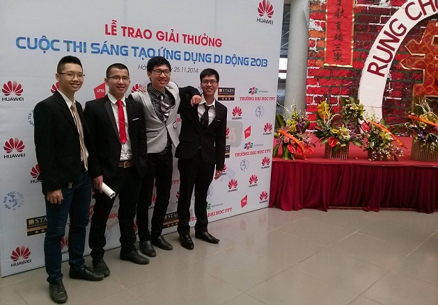 Thanh Tùng (ngoài cùng bên phải) trong lễ nhận giải một cuộc thi lập trình ứng dụng di động.