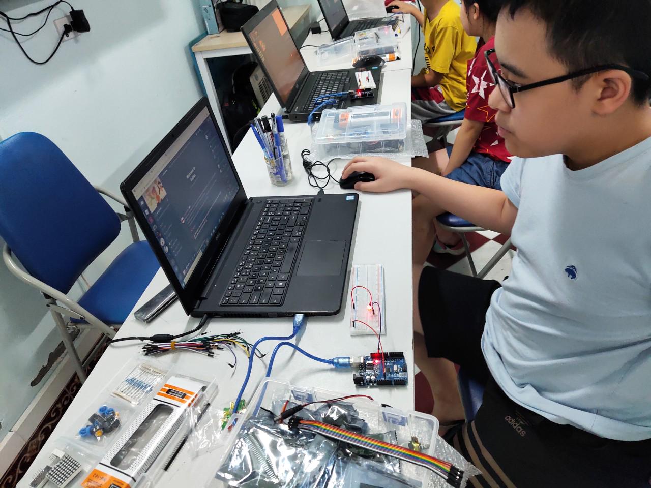 Techmaster khai giảng nhiều lớp STEM Arduino Scratch cho trẻ em 