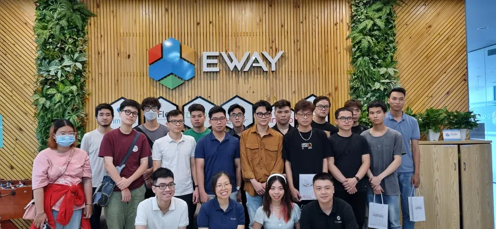 Trải nghiệm Tham quan kiến tập tại EWAY (IT TOUR RECAP)